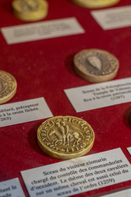 France, Aveyron (12), Causses et les Cévennes, paysage culturel de l'agro-pastoralisme méditerranéen, classés Patrimoine Mondial de l'UNESCO, Sainte-Eulalie-de-Cernon, la Commanderie Templière puis commanderie hospitalière de l'ordre de Saint-Jean de Jérusalem, sceau du controleur des commanderies d'occident représentant deux cavaliers sur un même cheval (1259), thême qui est aussi celui de l'ordre de Temple