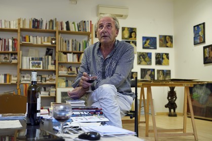France, Var (83), Toulon, l'artiste peintre Serge Plagnol dans son atelier