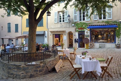 France, Var, Saint-Tropez, place de l'Ormeau, La Vieille Mer marine antiques store