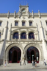 Portugal, Lisbonne, quartier de Baixa pombalin, façade de la gare du Rossio construite en 1886 par l'architecte José Luis Monteiro en style néomanuélin