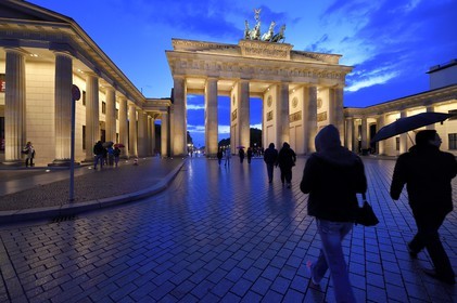 Allemagne, Berlin, Porte de Brandebourg sur l'avenue Under den Linden et Pariser platz