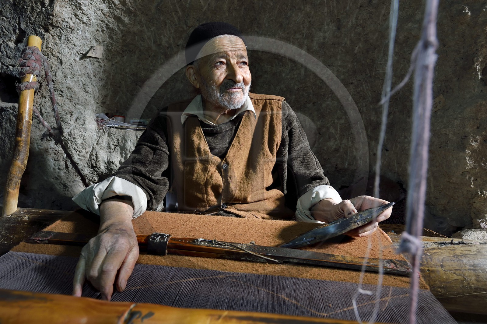 Iran, Isfahan province, Dasht-e Kavir desert, city of Nain also known as Naein, Sayed Ali Mustapha, 85 years camel wool weaver in his underground workshop in Mohammadiyeh