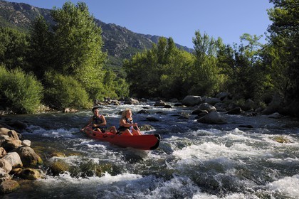 France, Hérault (34), vallée de l' Orb, descente en canoë-kayak de la rivière Orb au moulin de Travassac à Mons la Trivalle, le mont Caroux au fond