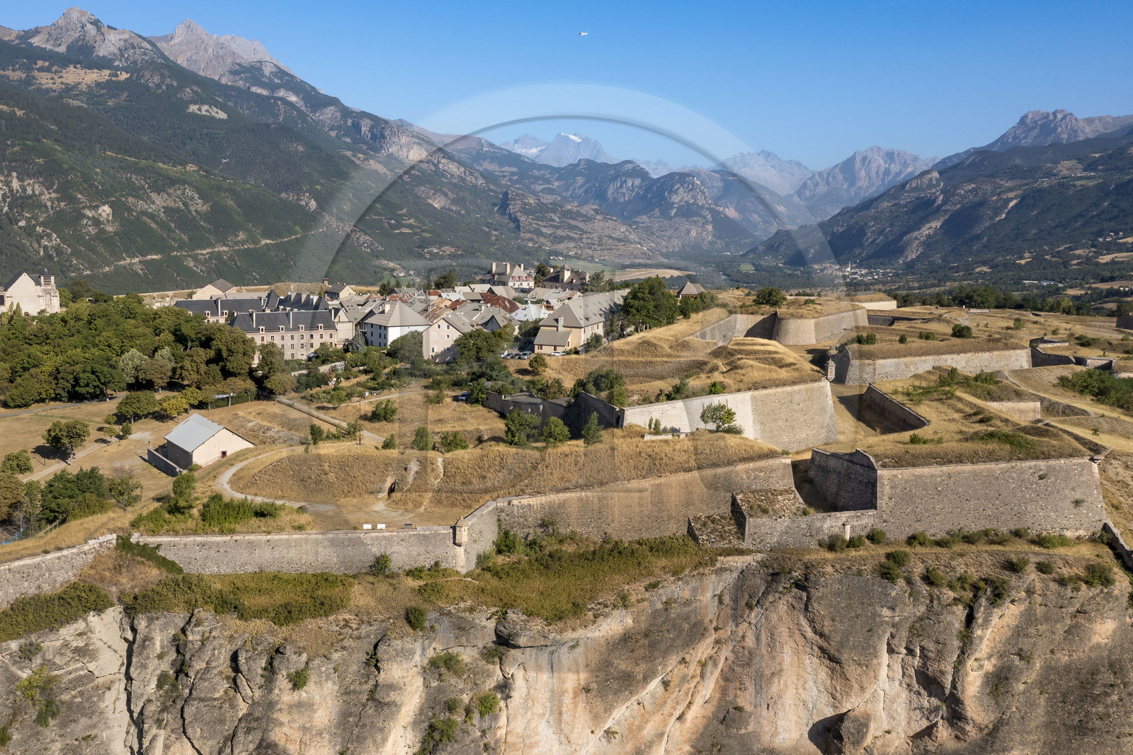 France, Hautes Alpes (05), Mont-Dauphin, citadelle édifiée par Vauban, classée Patrimoine Mondial de l'UNESCO (vue aérienne)