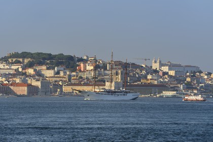 Portugal, Lisbonne, le luxueux voilier de croisière Sea Cloud II et un ferry sur le fleuve Tage (Rio Tejo) et le centre historique en arrière-plan