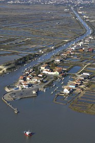 France, Charente-Maritime (17), bassin de Marennes-Oléron, Marennes, Claires et port de la Cayenne (vue aérienne)