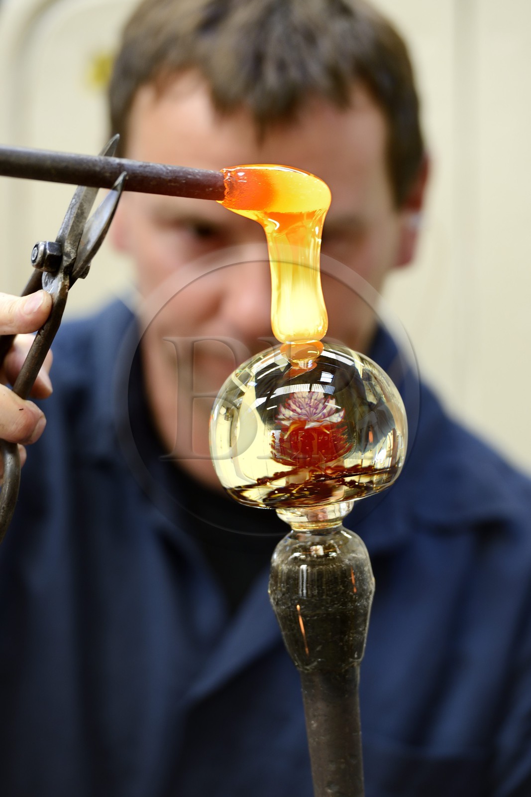 France, Moselle (57), Saint-Louis-les-Bitche, la Cristallerie Saint-Louis, façonnage d'un élément de cristal chaud, une des nombreuses étapes de la réalisation d'une boule presse-papiers