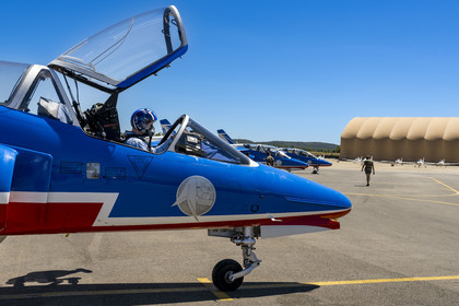 France, Bouches-du-Rhône (13), Salon-de-Provence, base aerienne 701, base de la Patrouille de France (PAF pour Patrouille acrobatique de France) de l'Armée de l'air et de l'espace française, derniers préparatifs du pilote pour le vol à bord de son avion Alphajet