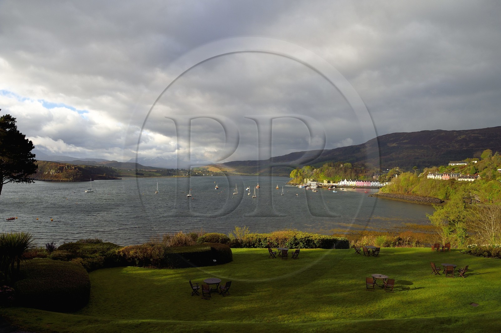 Royaume-Uni, Ecosse, région des Highlands, les Hébrides, Ile de Skye, le port de pêche de Portree vu du Cuillin Hills Hotel