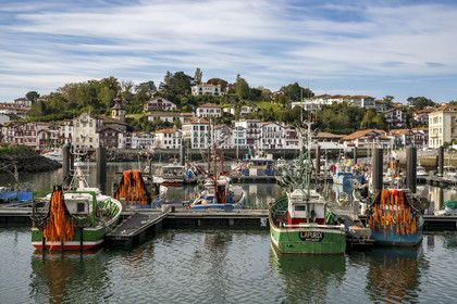 France, Pyrénées-Atlantiques (64), Pays-Basque, Saint-Jean-de-Luz, le port de pêche et Ciboure en arrière plan