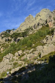 France, Corse du Sud, Alta Rocca, Aiguilles de Bavella (Bavella Needles), hikers on the alpine variante of the GR 20 (Grande Randonnée itinerary)