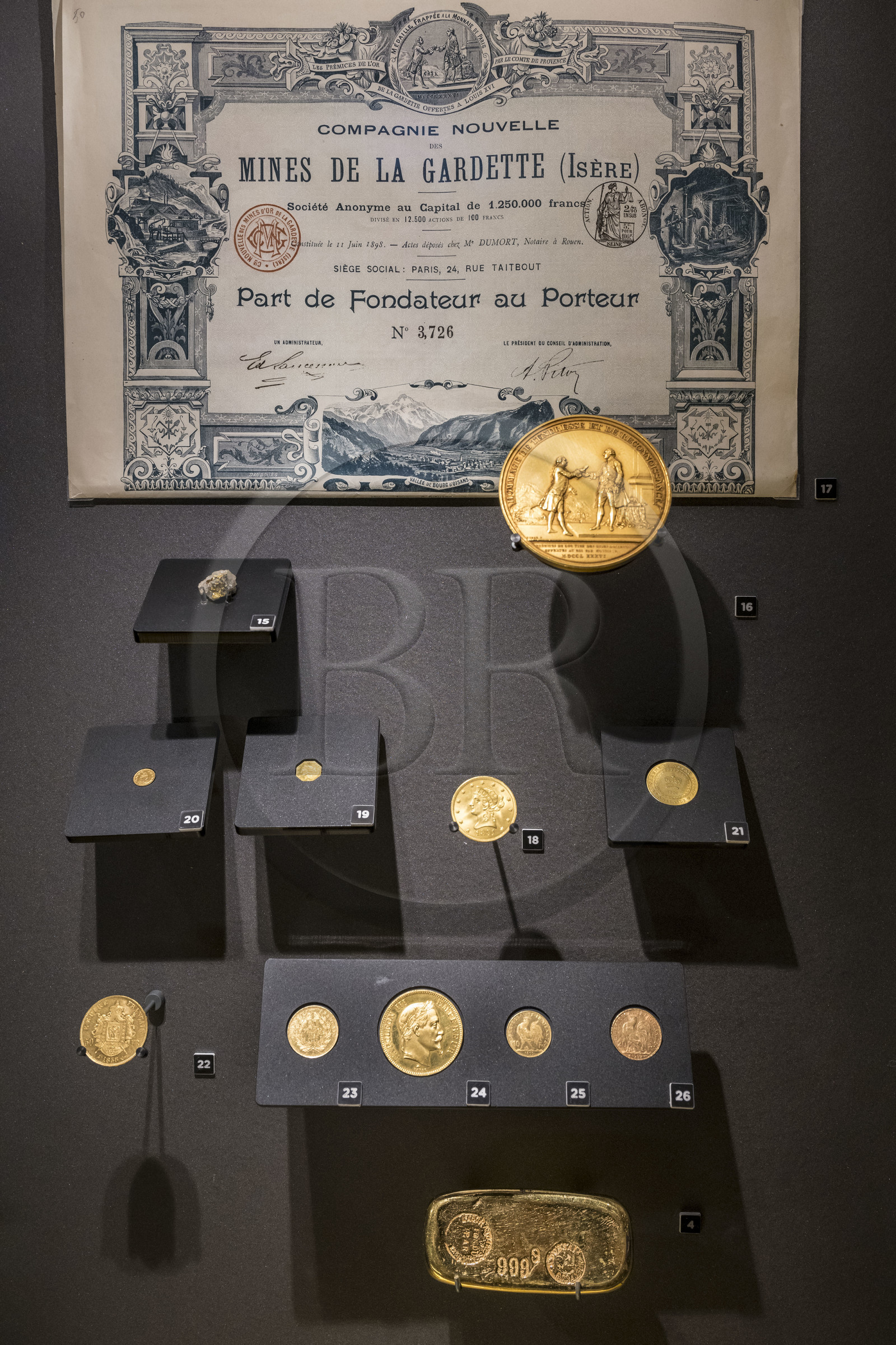 France, Paris (75), le musée de la Monnaie de Paris, vitrine consacrée à l'or et ses pièces de monnaie