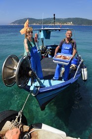 France, Var (83), Iles d'Hyères, Parc national de Port Cros, Ile du Levant, domaine naturiste d'Héliopolis, Christophe et Brigitte Chevallier, seuls pêcheurs professionnels d'Héliopolis, proposent leur pêche à leur retour au port