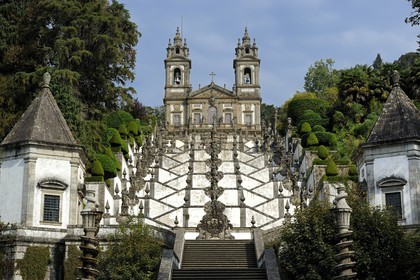Portugal, région du Minho, Braga, le sanctuaire de Bom Jesus do Monte accessible par un escalier magistral de 600 marches, constitué de l'escalier des Cinq Sens et de l'escalier des Trois Vertus