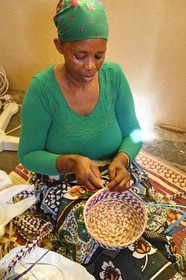 France, Ile de Mayotte, Grande-Terre, Sada, femmes mahoraises tressant de la fibre de phoenix (petit palmier) pour réaliser des paniers à la coopérative