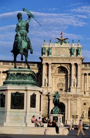 Autriche, Vienne, Helden platz (place des Héros) devant le Palais impérial de la Hofburg, rendez-vous des jeunes en été