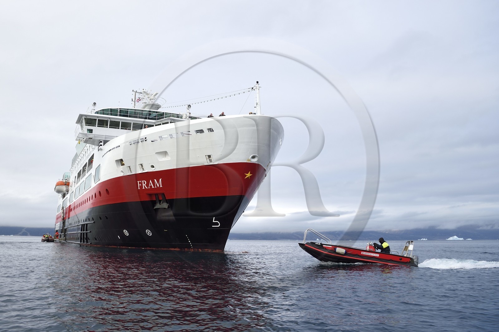 Groenland, cote ouest, le bateau de croisière MS Fram de la compagnie Hurtigruten en escale à Uummannaq