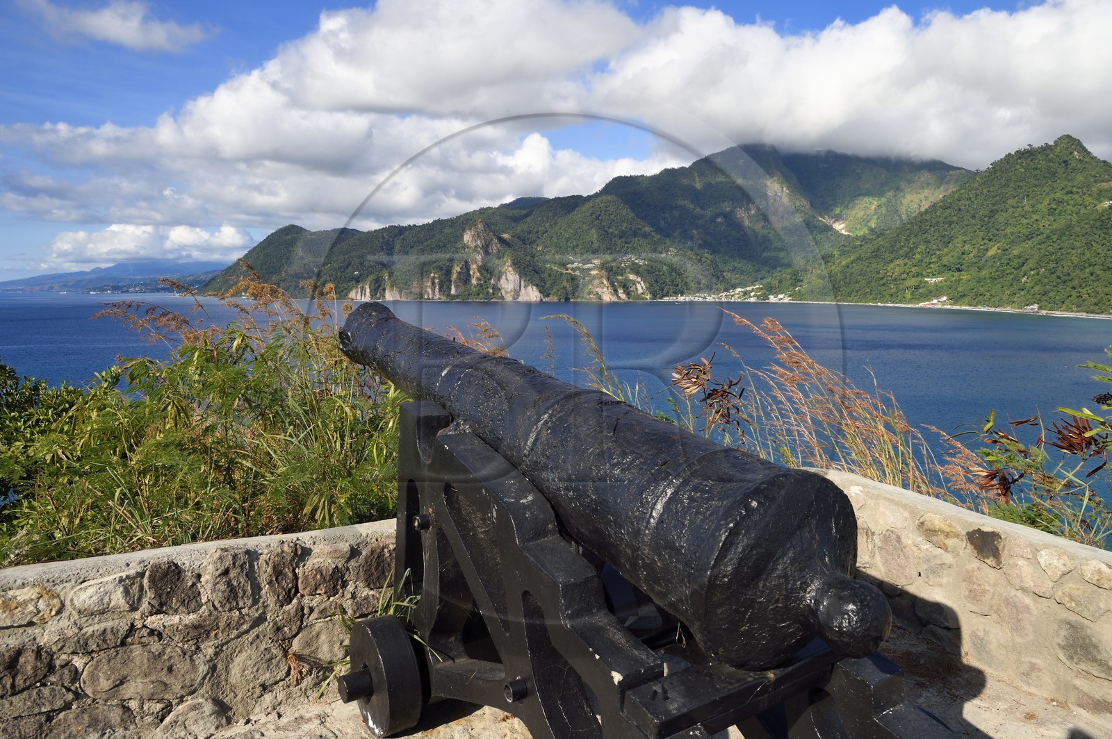 Caraïbes, Ile de la Dominique, la baie de Soufrière depuis la péninsule de Cachacrou à Scotts Head