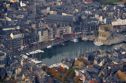 France, Calvados (14), Honfleur et son port pittoresque, le vieux bassin (vue aérienne)