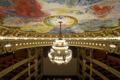 France, Paris (75), Opéra Garnier, la coupole du plafond décoré par Marc Chagall dans la grande salle et le grand lustre de 7 à 8 tonnes créé par Garnier