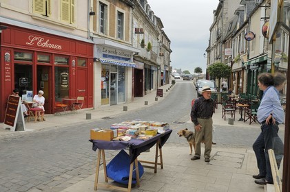 France, Nièvre (58), La Charité-sur-Loire, la rue du Pont