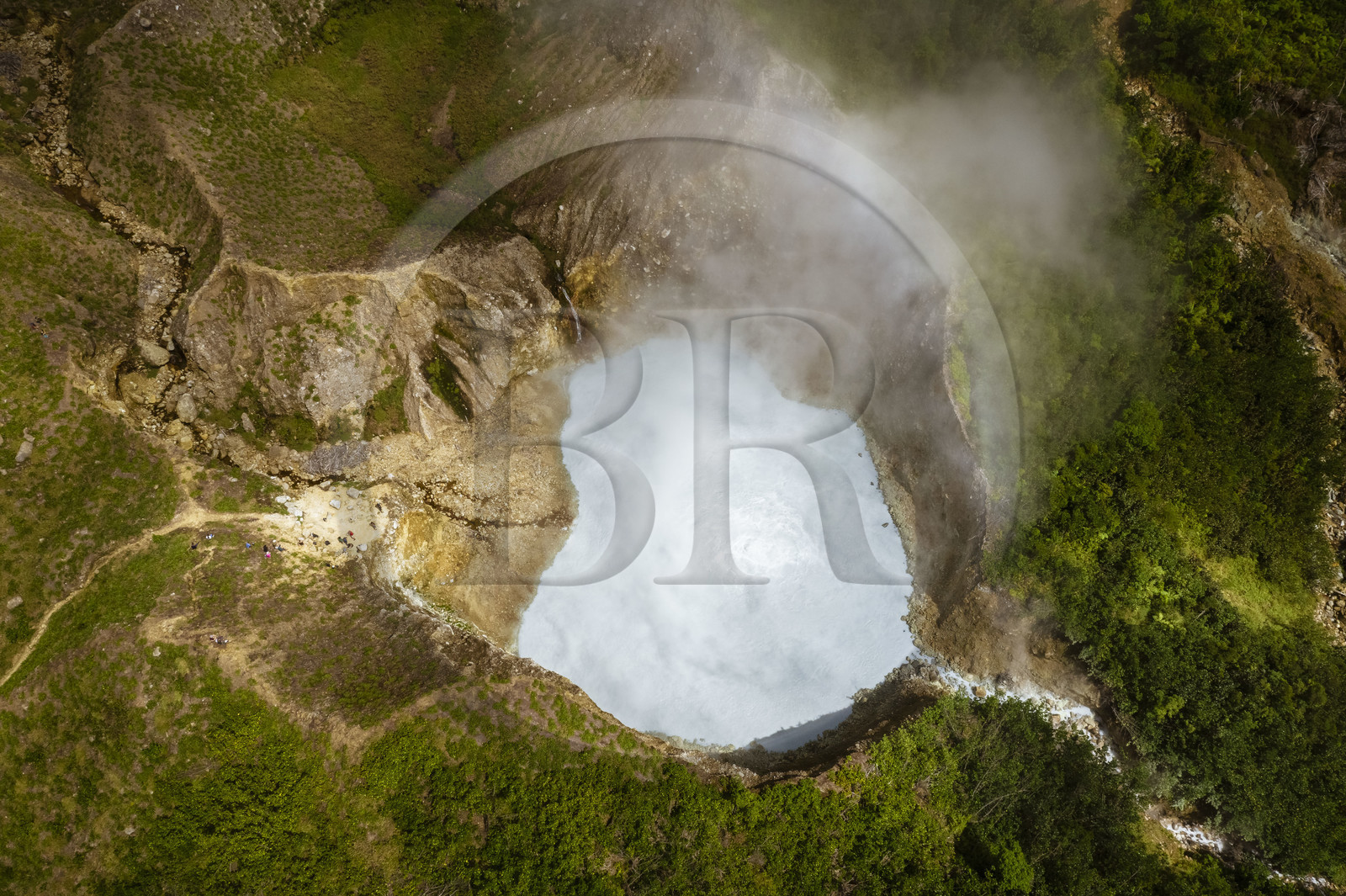 Caraïbes, Ile de la Dominique, Castle Bruce, Parc national du Morne Trois Pitons classé Patrimoine Mondial de l'UNESCO, Vallée de la Désolation, Boiling Lake, deuxième plus grand lac en ébullition du monde issu d'une fumerolle inondée (vue aérienne)