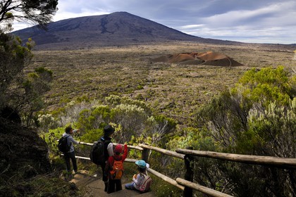 France, île de la Réunion, volcan du Piton de la Fournaise, classé Patrimoine Mondial de l'UNESCO, le cratère Formica Léo au premier plan et le cratère Dolomieu dans l'Enclos