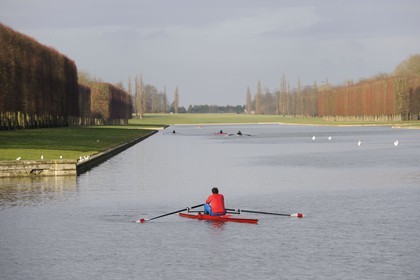 France, Yvelines (78), parc du château de Versailles, classé Patrimoine Mondial de l'UNESCO, barques sur le Grand Canal en automne