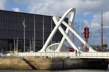 France, Seine-Maritime (76), Le Havre, quartier des docks, le pont tournant des Docks qui ferme le bassin Paul Vatine, batiment de Sciences Po et le bateau phare (bateaux-feux) dans le bassin de l’Eure en arrière plan