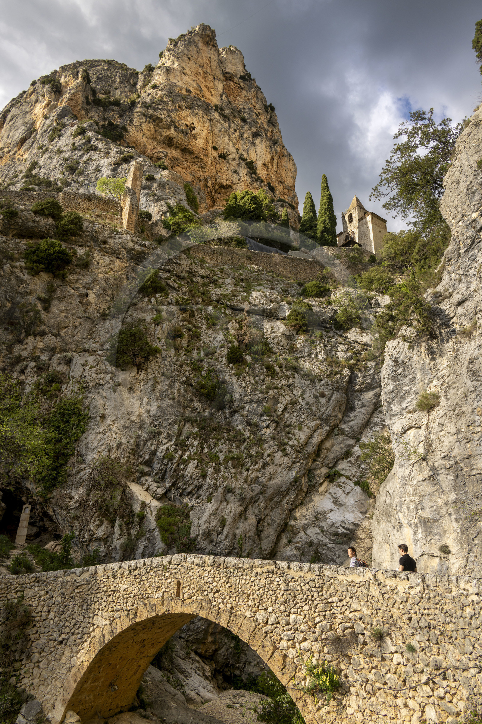 France, Alpes-de-Haute-Provence (04), Parc Naturel Régional du Verdon, Moustiers-Sainte-Marie, labellisé Les Plus Beaux Villages de France, pont sur le chemin de Croix qui monte à la chapelle Notre-Dame de Beauvoir