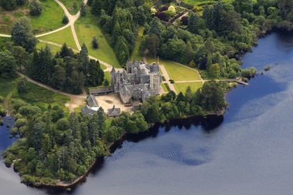 Royaume-Uni, Ecosse, Highland, Lochaber district, chateau Ardverikie construite dans le style écossais Baronial en 1870 sur les rives du Loch Laggan (vue aérienne)