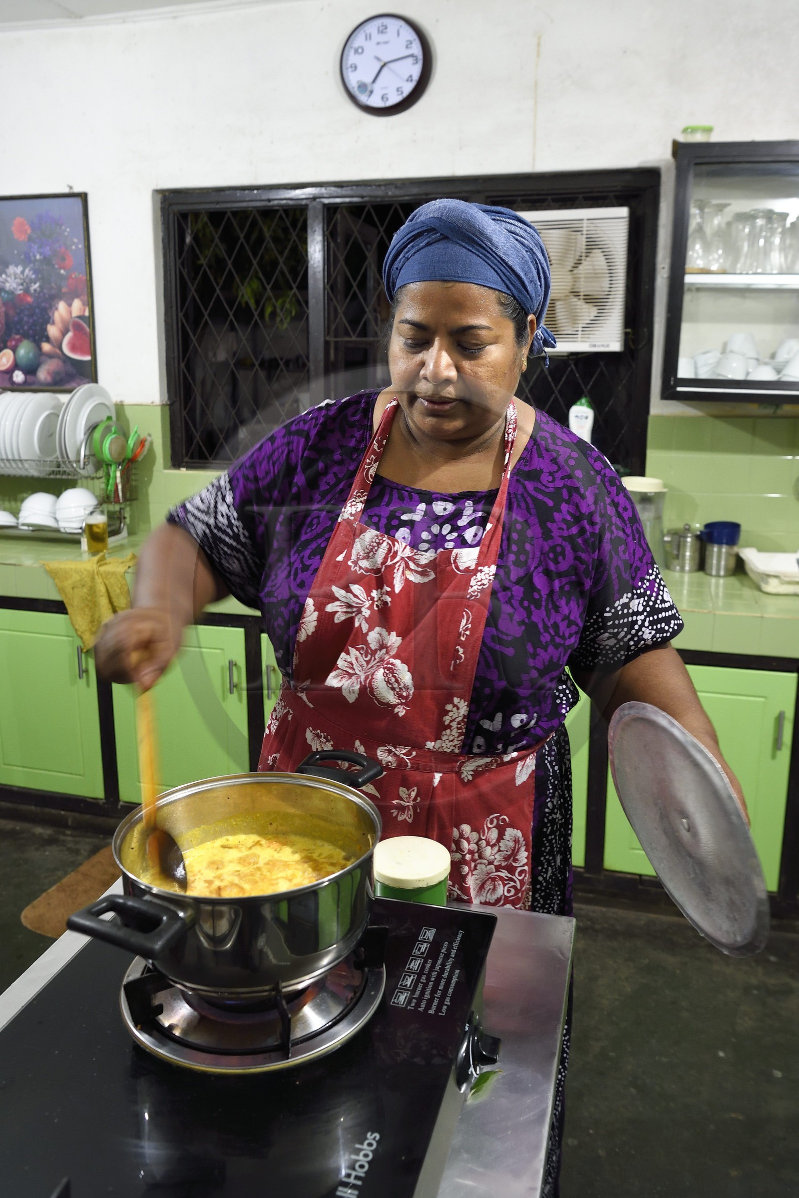 Sri Lanka, province du Centre-Nord, Polonnaruwa, Devi Tourist Home, préparation du curry dans la cuisine