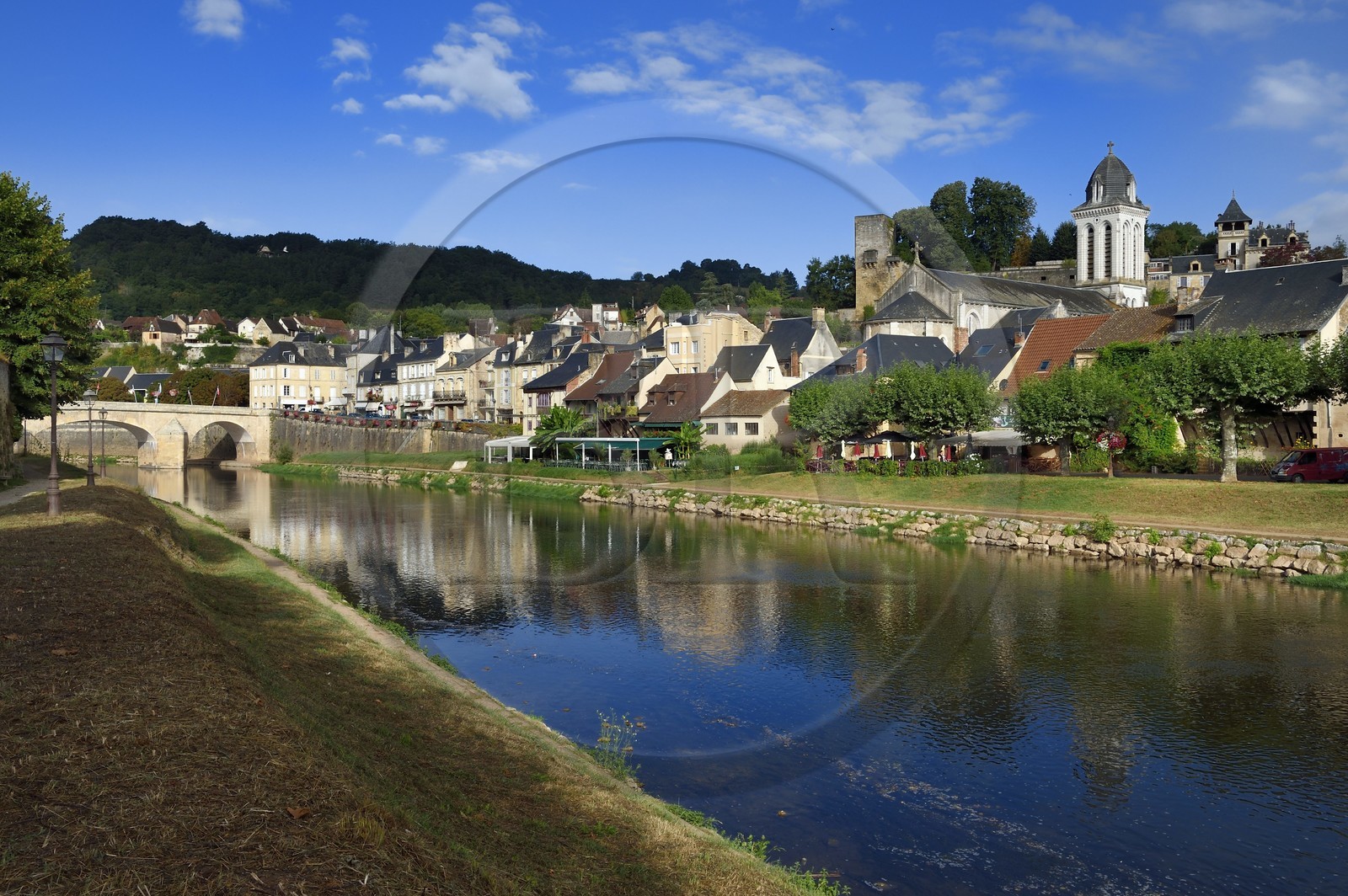 France, Dordogne (24), Périgord Noir, Montignac-sur-Vézère, le village et les quais de la Vézère