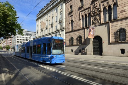 Suède, Stockholm, tramway dans Hamngatan et le musée Hallwyl (Hallwylska Museet)