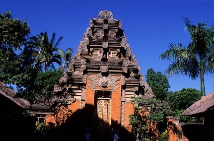 Indonésie, île de Bali, ville d'Ubud, la grande porte du Palais du Cokorda à Puri Sarén