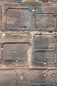 France, Bas-Rhin (67), Strasbourg, vieille ville classée au Patrimoine Mondial de l'UNESCO, la cathédrale Notre-Dame, visiteurs ayant fait graver dans le grès de la tour octogonale leur nom en graffiti souvent par un gardien tailleur de pierre