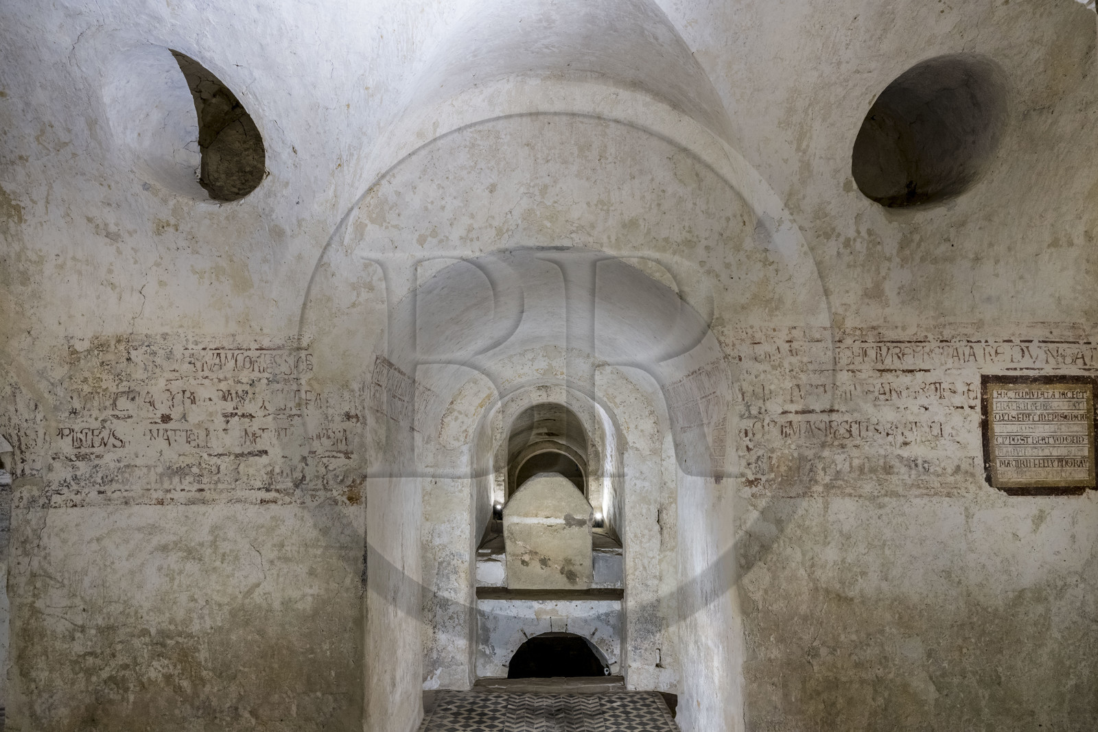 France, Yonne (89), Auxerre, l'église abbatiale de l'abbaye Saint-Germain, la confession dans la crypte, le sarcophage de Germain dans ce qui reste de l'oratoire du Ve siècle