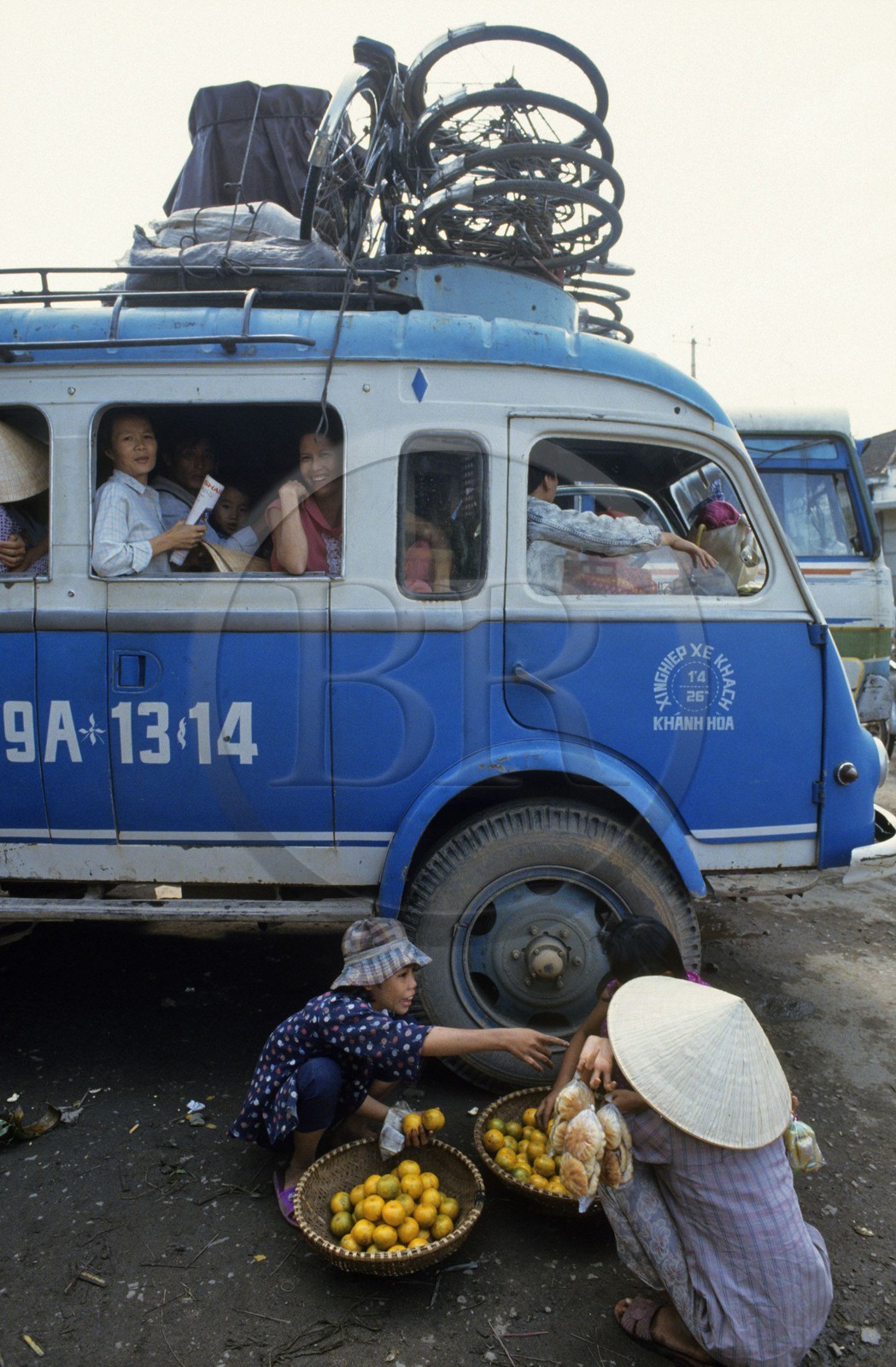 Vietnam, province Khanh Hoa, Nha Trang, mini bus Renault 1000kg (Goelette) datant de l'