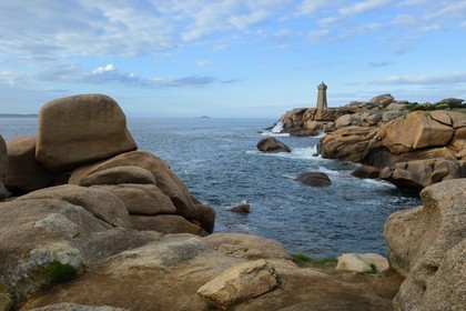 France, Côtes-d'Armor (22), Côte de Granit Rose, Perros-Guirec, Ploumanac'h, la pointe de Squewel et le phare de Mean Ruz