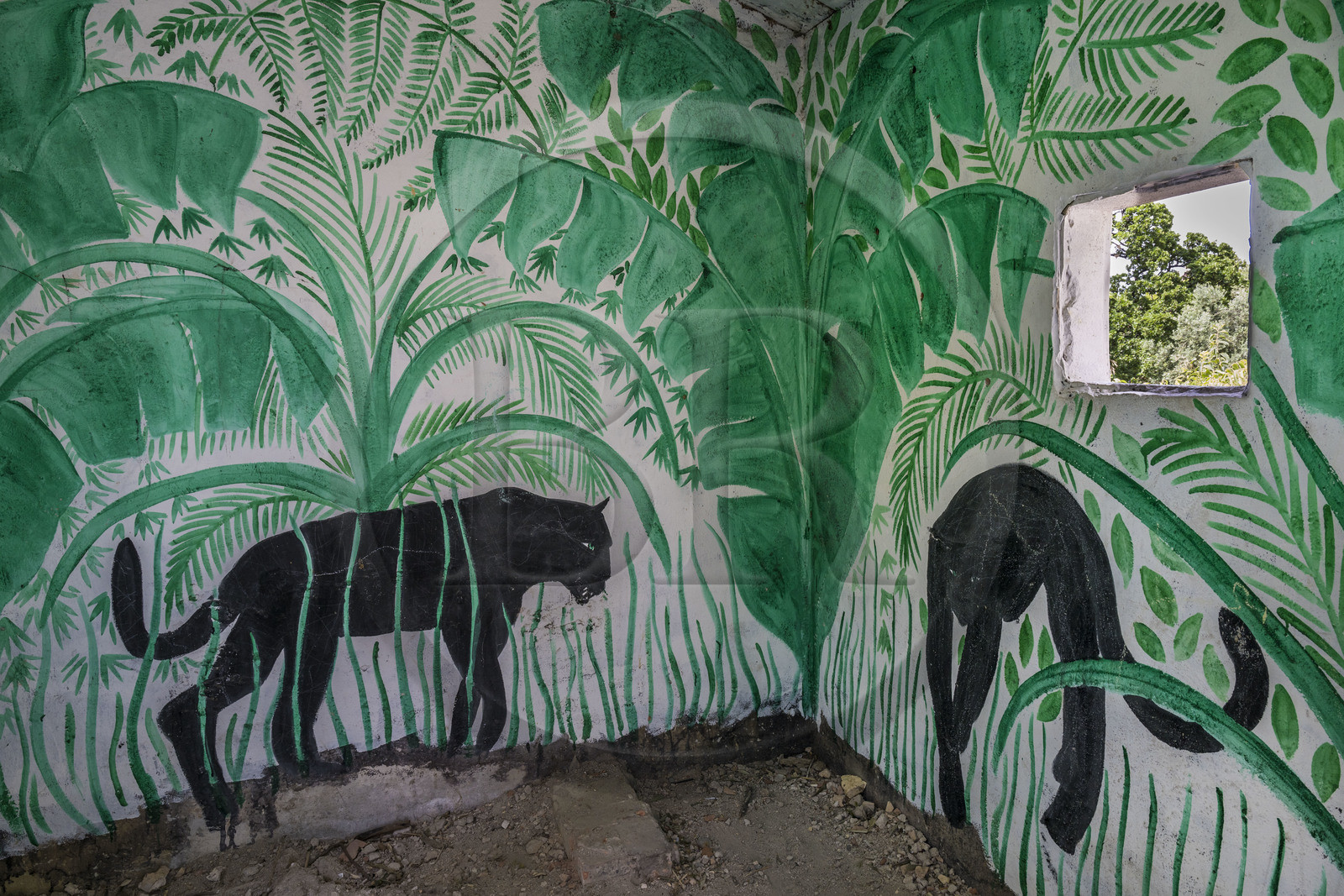 France, Bouches-du-Rhône (13), Marseille, Le Couvent, tiers-lieu, un grand jardin rue Levat mais aussi un lieu culturel hybride avec sa cité d’artistes, des expositions, des concerts ou encore des projets ouverts au voisinage, peinture murale de deux panthères noires dans la jungle dans une ancienne petite chapelle dans le jardin