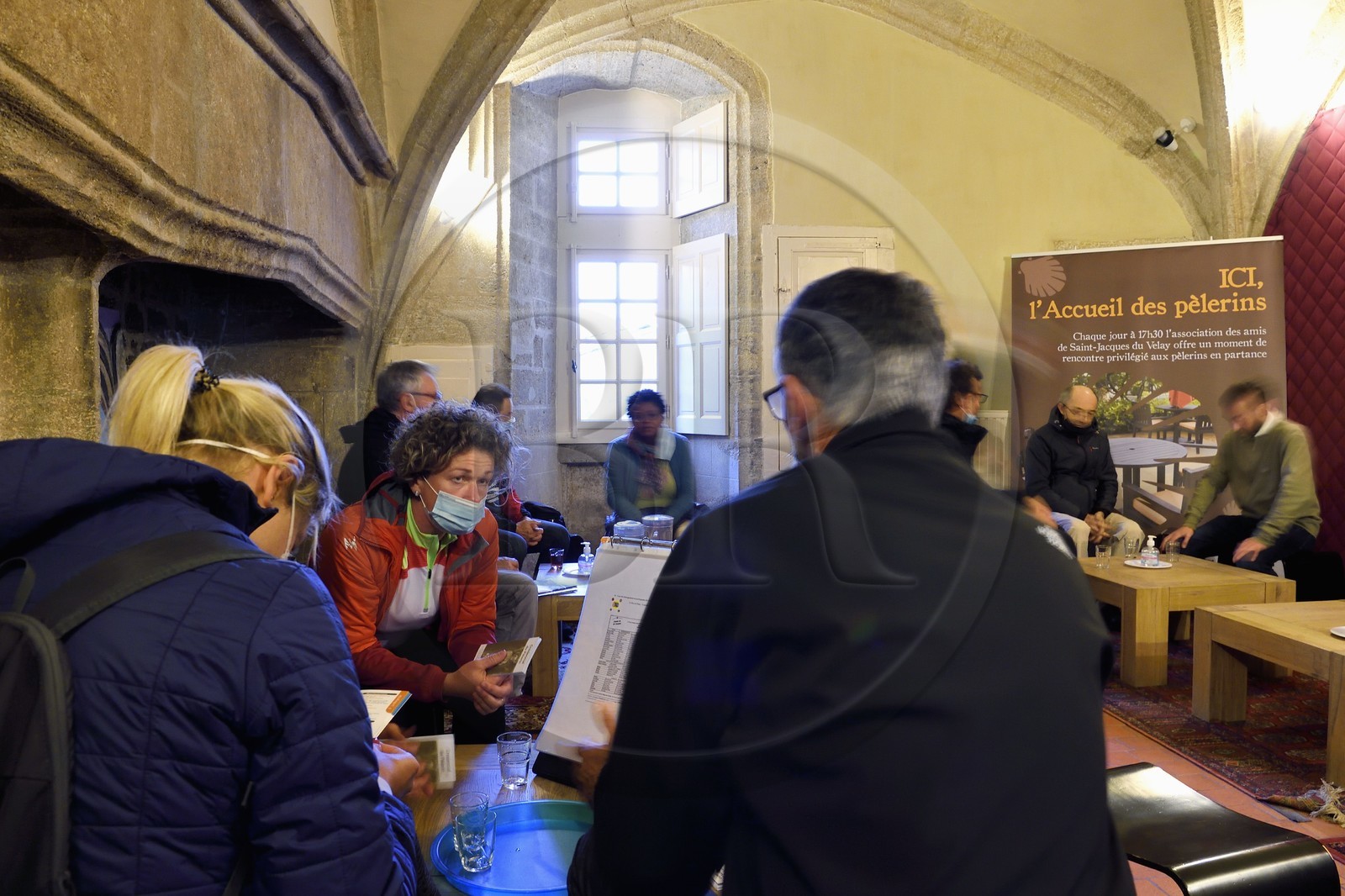 France, Haute-Loire (43), Le Puy-en-Velay, étape classée Patrimoine Mondial de l'UNESCO dans le cadre des chemins de Compostelle, Le Camino, espace muséographique consacré au chemin de Saint-Jacques de Compostelle, bénévoles aidant des pélerins à préparer leur marche