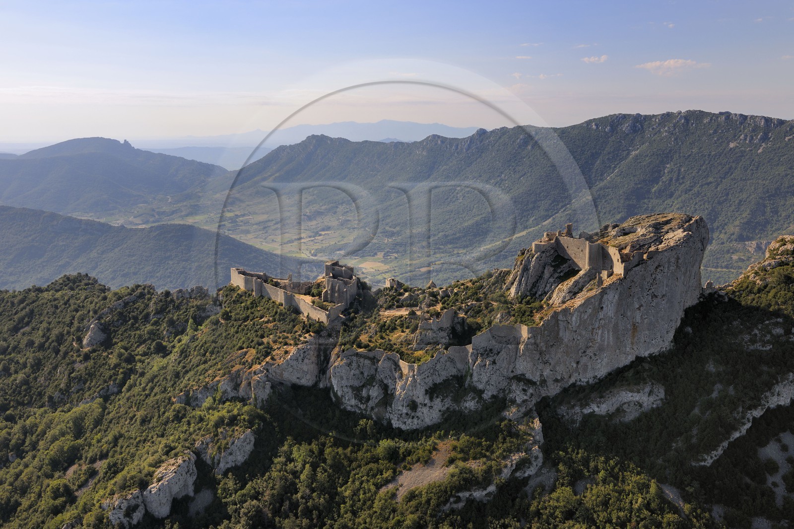 France, Aude (11), Pays Cathare, le château de Peyrepertuse du XIIe siecle et le château de Quéribus en silhouette au fond (vue aérienne)
