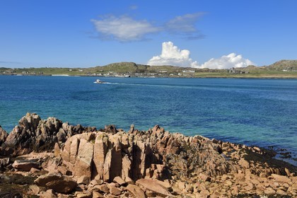 Royaume-Uni, Ecosse, Highland, Hébrides intérieures, Ile de Iona face à l'Ile de Mull et l'abbaye d'Iona en bordure de mer