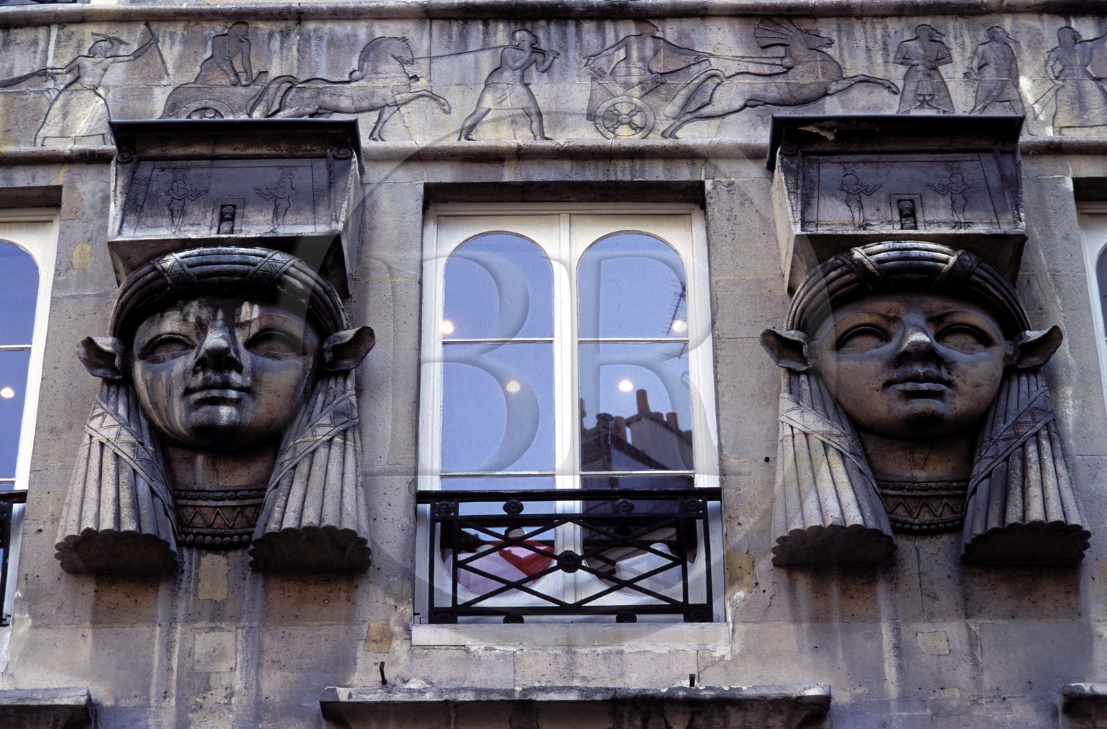 France, Paris (75), place du Caire, entrée du Passage du Caire, chapiteaux hathoriques d'inspiration égyptienne