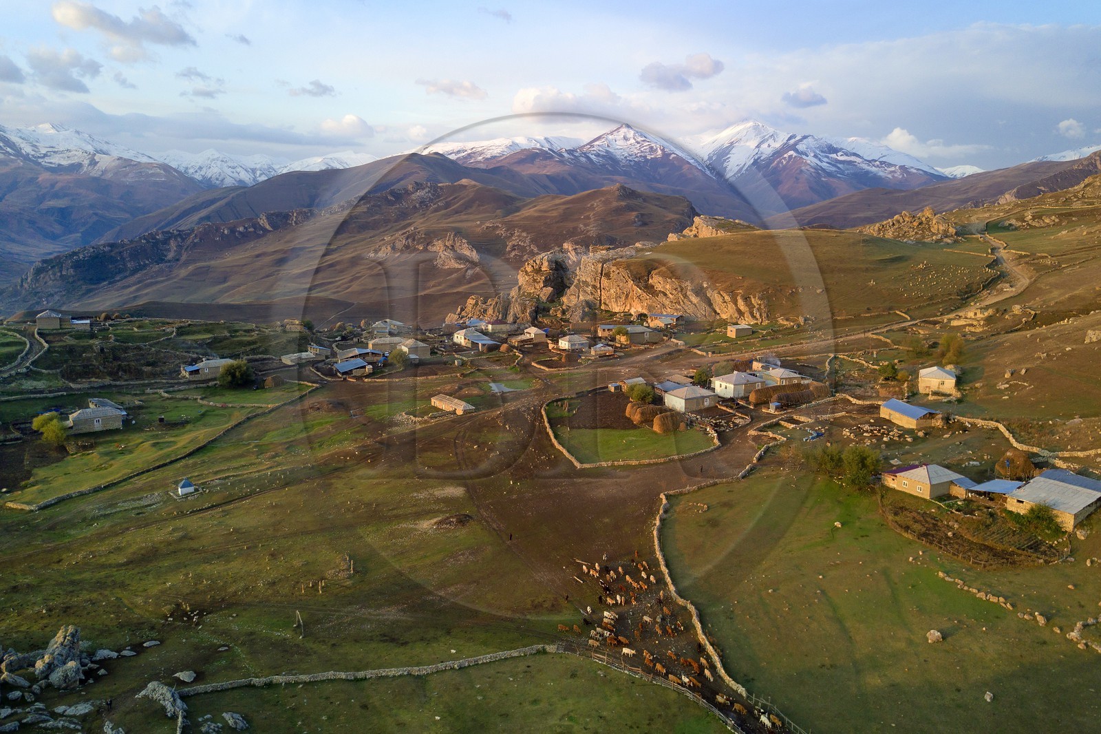 Azerbaïdjan, région de Quba (Guba), chaine de montagne du Grand Caucase, village de Giriz à l'aube (vue aérienne)