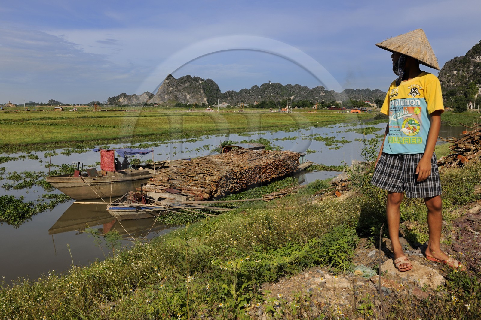 Vietnam, province de Ninh Binh, péniche progressant dans un canal