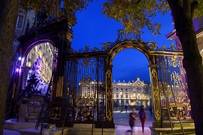 France, Meurthe-et-Moselle (54), Nancy, place Stanislas (ancienne Place Royale) construite par Stanislas Leszczynski, roi de Pologne et dernier duc de Lorraine au XVIIIe siècle, classée Patrimoine Mondial de l'UNESCO, fontaine d'Amphitrite et grille en feuille d'or de Jean Lamour