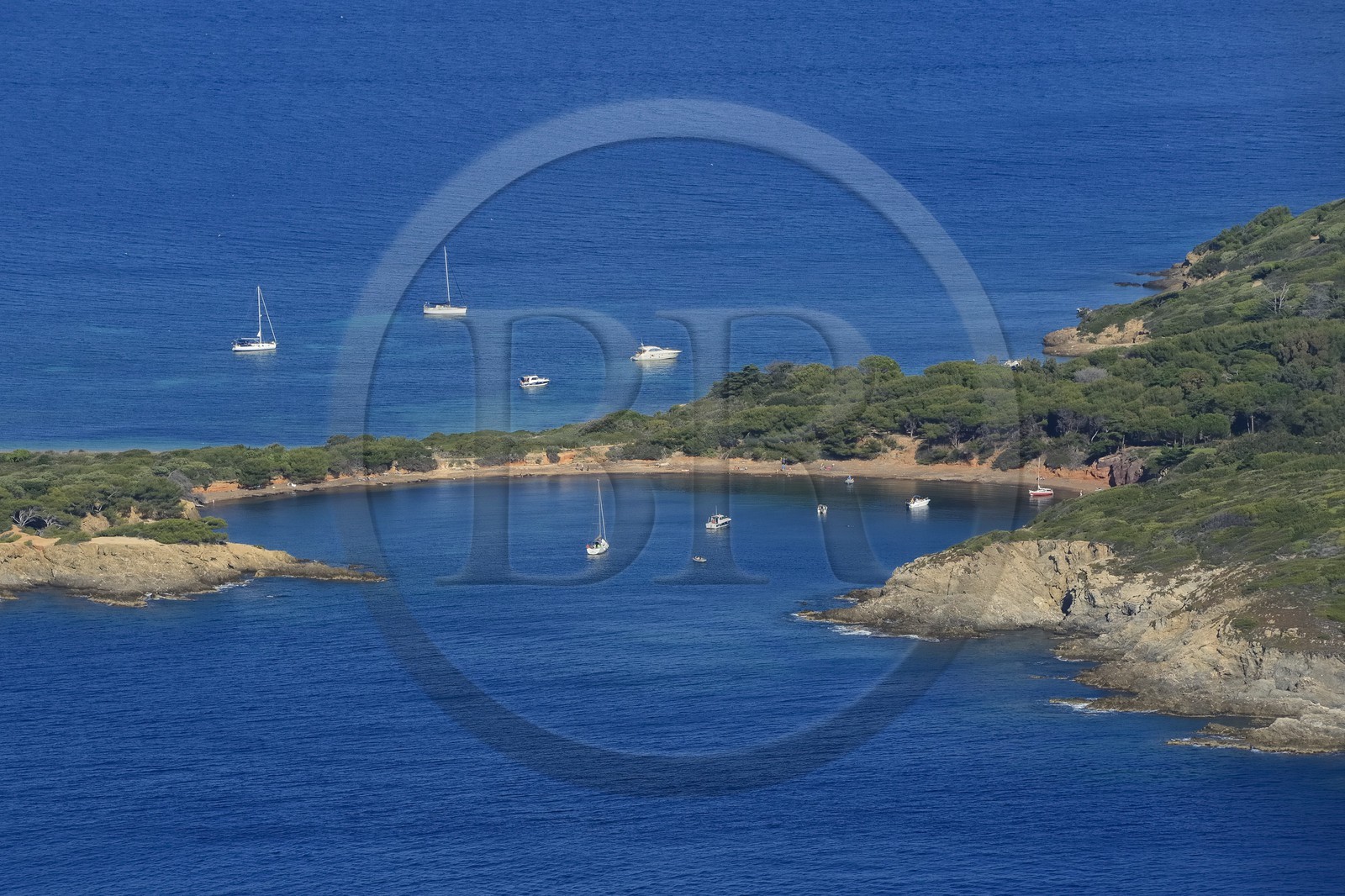France, Var (83), Iles d'Hyères, parc national de Port Cros, Ile de Porquerolles, la crique du Mas du Langoustier (vue aérienne)