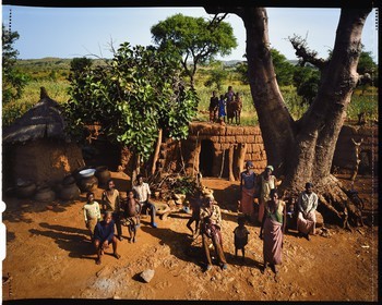Burkina Faso, province de Poni, pays des Lobi, Loropéni, paysan dans sa cour de ferme posant avec sa famille