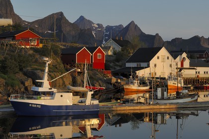 Norvège, Nordland, Iles Lofoten, Ile de Moskenes, port de pêche de Hamnoy près de Reine au soleil de minuit
